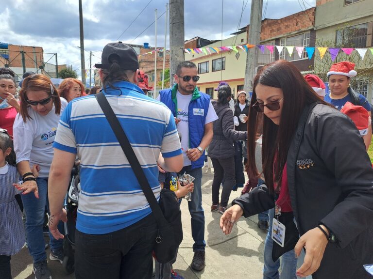 Entrega de regalos de Navidad para niños