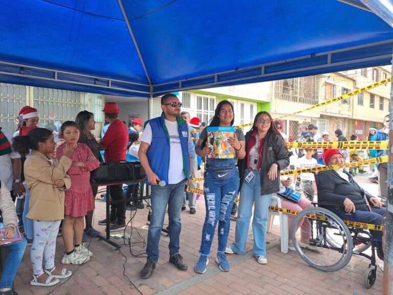 Entrega de regalos de Navidad para niños